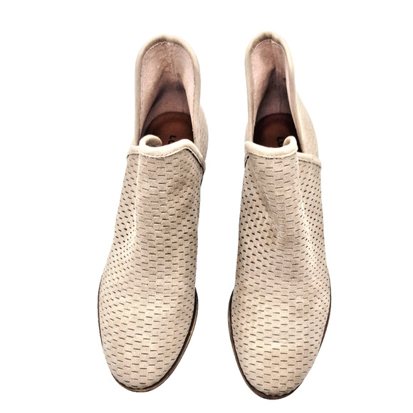 Lucky Brand Baley Ankle Bootie Size 7.5 M Tan Suede Perforated Texture Pull On - Picture 4 of 9